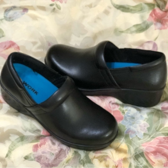 Dr. Scholl's Women’s Black Leather Dynamo Work Slip Resistant Clogs 8.5W - Picture 3 of 10